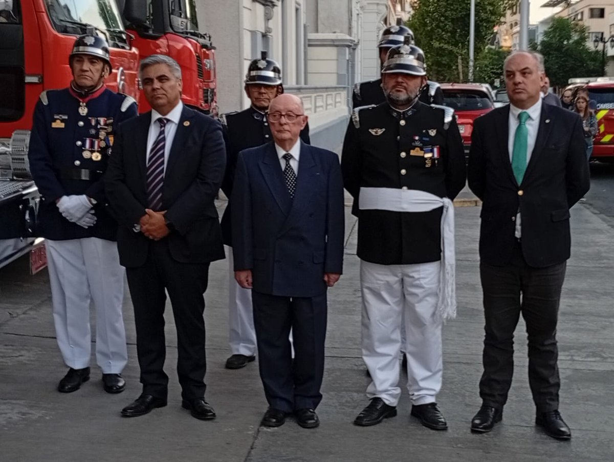 Sexta_Santiago's tweet photo. Con más de 50 Voluntarios, la #Sexta conmemora los 200 años del natalicio de nuestro primer Director, miembro del primer Directorio del @cbsantiago y gran hombre de la historia republicana de nuestro país, Don Manuel Antonio Matta Goyenechea https://t.co/Gu81sjdbhX