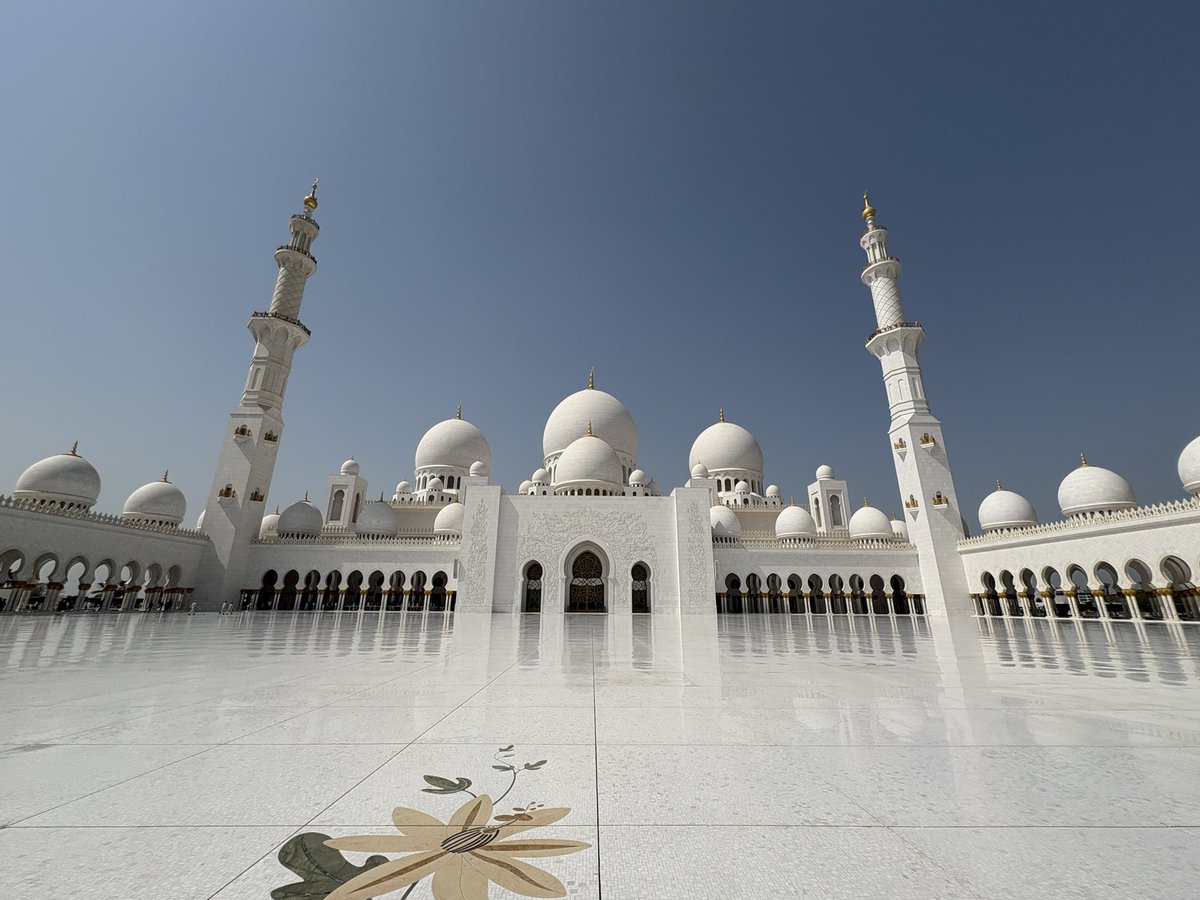 dimwitdonut's tweet image. Beautiful #AbuDhabi 😍 - #SheikhZayedGrandMosque 🕌 

#UAE 🇦🇪
