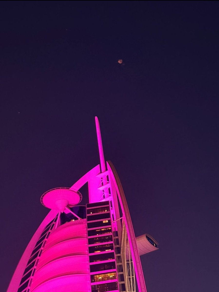 One_Spoiled_Kid's tweet photo. missile intercepted right on top of burj al arab, shit's getting real.
#MiddleEastConflict https://t.co/9xxigkeFse