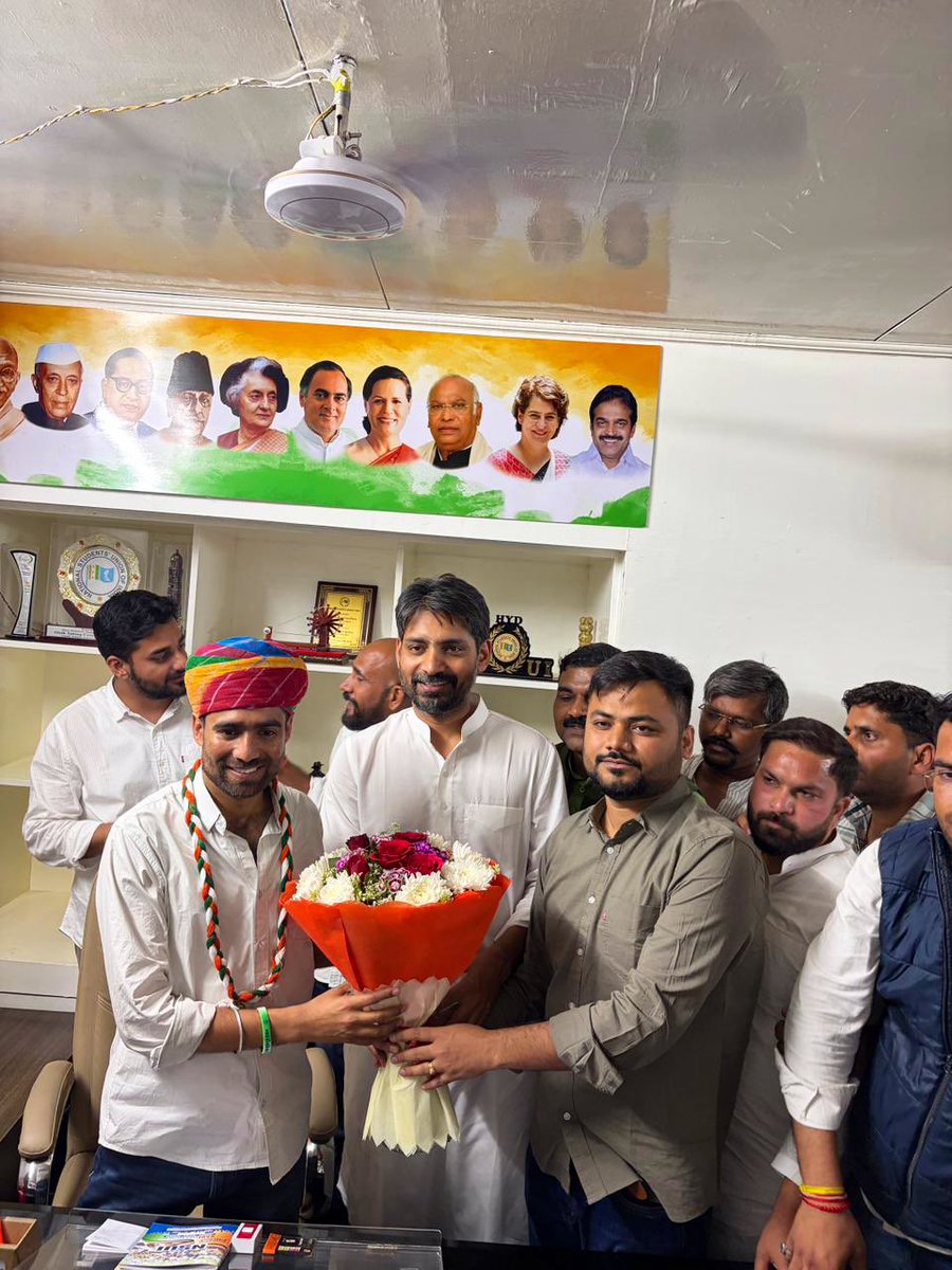 राजस्थान से रायसीना!

आज पदग्रहण समारोह में NSUI दफ्तर पहुँच के छोटे-भाई विनोद जाखड़ को बधाई दी। 

सफ़र थोड़ा लंबा था लेकिन पूर्ण हुआ, पिछले 8 साल में तीसरे इंटरव्यू के बाद भाई <a href="/VinodJakharIN/">VINOD JAKHAR</a> राष्ट्रीय अध्यक्ष बने. 

धन्यवाद कांग्रेस नेतृत्व का की आम-घर के युवा को इतनी अहम
