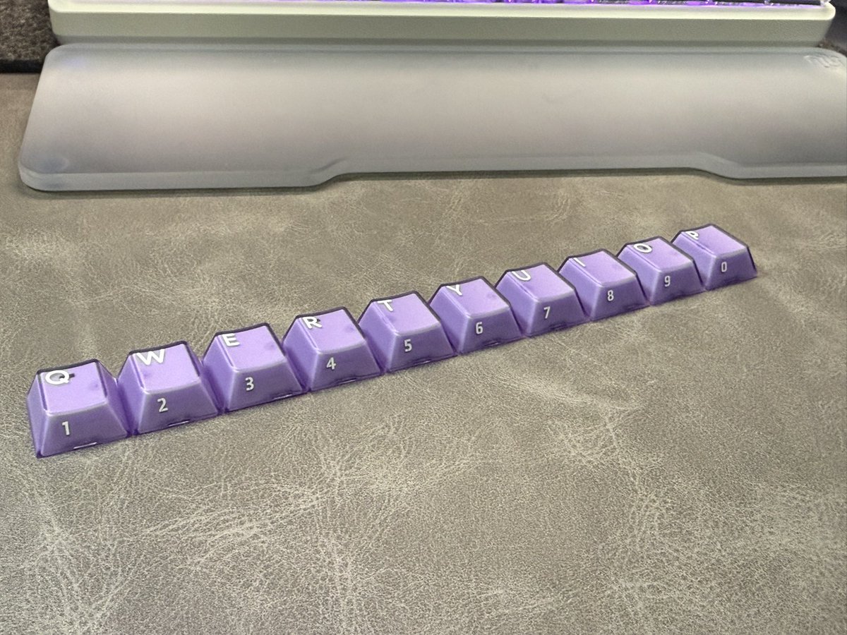 AlmeidaRXch's tweet photo. 40%キーボード用にキーキャップ前面に水性デカール貼ってみた
トップコートしないとすぐ剥げるのかなぁ

これ系の専用品も売ってるみたいだけどクソ高いんだよね… https://t.co/4OBeNhGqKZ