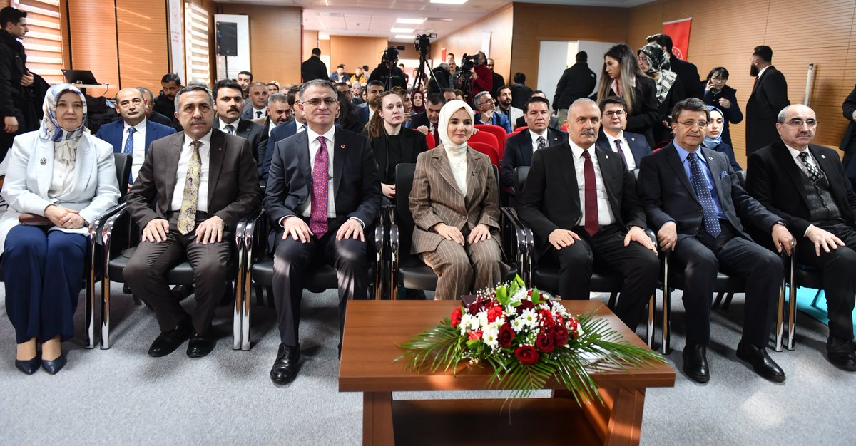 tcvanvaliligi's tweet photo. Aile ve Sosyal Hizmetler İl Binasının Açılışı Yapıldı

Aile ve Sosyal Hizmetler Bakanı Sn. Mahinur Özdemir Göktaş, Aile ve Sosyal Hizmetler İl Müdürlüğünün yeni hizmet binasının açılışını yaptı. 

Açılışta konuşan Aile ve Sosyal Hizmetler Bakanı Sn. Mahinur Özdemir Göktaş, yeni il müdürlüğü binası ve sosyal hizmet merkezinin hayırlı olmasını dileyerek, “Sosyal devletin şefkat elini her haneye ulaştırıyoruz. Bu kapsamda Bakanlık olarak Van'a yaptığımız 45,7 milyar liralık yatırım ve desteklerle Van'ı güçlü bir hizmet altyapısına kavuşturduk. 2023 yılında 13 ilçede açılışını gerçekleştirdiğimiz 100 Aile Destek Merkezi ile destek ağımızı daha da yaygınlaştırdık. Yine aynı yıl içinde Başkale Sosyal Hizmet Merkezi ile Vanlı kardeşlerimizin sosyal hizmetlere daha kolay erişimini sağladık. Bugün açılışını gerçekleştirdiğimiz yeni il müdürlüğü binamız ve sosyal hizmet merkezimizle hizmet zincirine bir halka daha ekledik. Böylece çocuklardan büyüklere, kadınlardan engellilere kadar herkesin ihtiyaç anında daha hızlı yanında olacağız. Aile güçlü olduğunda çocuğumuz daha güvende, gencimiz daha umutlu, yaşlımız daha huzurlu, kadınlar ise daha iyi imkanlara kavuşur. Burası, rehberlikten sosyal desteğe, koruyucu-önleyici hizmetlerden sahadaki koordinasyona kadar tüm hizmet süreçlerini hızlandıran bir merkez olacak” dedi. 

Valimiz Sn. Ozan Balcı ise Van'da önemli çalışmaların hayata geçirildiğini belirterek, "Türkiye'ye örnek olacak Sosyal Hizmet Kampüsümüz yapılıyor. Aile ve Sosyal Hizmetler Bakanlığımızın ilimize büyük destekleri var. Birçok projemiz yatırım programına alındı. Bu desteklerinizden dolayı şükranlarımı sunuyorum." diye konuştu.

Konuşmaların ardından Aile ve Sosyal Hizmetler Bakanı Sn. Mahinur Özdemir Göktaş, Valimiz Sn. Ozan Balcı, Van Milletvekilleri Sn. Burhan Kayatürk, Sn. Kayhan Türkmenoğlu, Ak Parti İl Başkanı Sn. Abdulahat Arvas ve il protokolü açılış kurdelesini kesti.

@valiozanbalci75