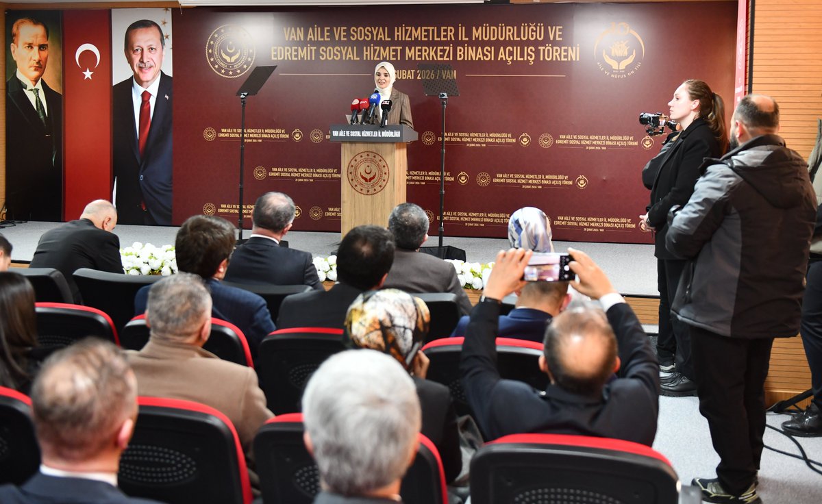 tcvanvaliligi's tweet photo. Aile ve Sosyal Hizmetler İl Binasının Açılışı Yapıldı

Aile ve Sosyal Hizmetler Bakanı Sn. Mahinur Özdemir Göktaş, Aile ve Sosyal Hizmetler İl Müdürlüğünün yeni hizmet binasının açılışını yaptı. 

Açılışta konuşan Aile ve Sosyal Hizmetler Bakanı Sn. Mahinur Özdemir Göktaş, yeni il müdürlüğü binası ve sosyal hizmet merkezinin hayırlı olmasını dileyerek, “Sosyal devletin şefkat elini her haneye ulaştırıyoruz. Bu kapsamda Bakanlık olarak Van'a yaptığımız 45,7 milyar liralık yatırım ve desteklerle Van'ı güçlü bir hizmet altyapısına kavuşturduk. 2023 yılında 13 ilçede açılışını gerçekleştirdiğimiz 100 Aile Destek Merkezi ile destek ağımızı daha da yaygınlaştırdık. Yine aynı yıl içinde Başkale Sosyal Hizmet Merkezi ile Vanlı kardeşlerimizin sosyal hizmetlere daha kolay erişimini sağladık. Bugün açılışını gerçekleştirdiğimiz yeni il müdürlüğü binamız ve sosyal hizmet merkezimizle hizmet zincirine bir halka daha ekledik. Böylece çocuklardan büyüklere, kadınlardan engellilere kadar herkesin ihtiyaç anında daha hızlı yanında olacağız. Aile güçlü olduğunda çocuğumuz daha güvende, gencimiz daha umutlu, yaşlımız daha huzurlu, kadınlar ise daha iyi imkanlara kavuşur. Burası, rehberlikten sosyal desteğe, koruyucu-önleyici hizmetlerden sahadaki koordinasyona kadar tüm hizmet süreçlerini hızlandıran bir merkez olacak” dedi. 

Valimiz Sn. Ozan Balcı ise Van'da önemli çalışmaların hayata geçirildiğini belirterek, "Türkiye'ye örnek olacak Sosyal Hizmet Kampüsümüz yapılıyor. Aile ve Sosyal Hizmetler Bakanlığımızın ilimize büyük destekleri var. Birçok projemiz yatırım programına alındı. Bu desteklerinizden dolayı şükranlarımı sunuyorum." diye konuştu.

Konuşmaların ardından Aile ve Sosyal Hizmetler Bakanı Sn. Mahinur Özdemir Göktaş, Valimiz Sn. Ozan Balcı, Van Milletvekilleri Sn. Burhan Kayatürk, Sn. Kayhan Türkmenoğlu, Ak Parti İl Başkanı Sn. Abdulahat Arvas ve il protokolü açılış kurdelesini kesti.

@valiozanbalci75