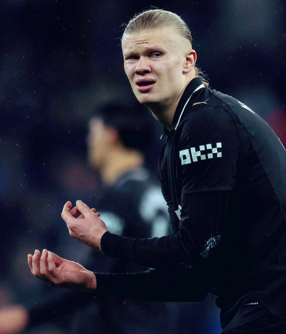 LeBarDuFootball's tweet photo. 🚨 BREAKING : Erling Haaland ABSENT ce soir contre Leeds ! ❌
Petite blessure à l’entraînement… City sans son buteur star à Elland Road. 😱
Retour prévu mercredi vs Forest. Les Citizens en danger dans ce RUN pour le titre?
#PremierLeague #ManCity #Haaland #LeedsVsCity https://t.co/OQiuWLYFf5