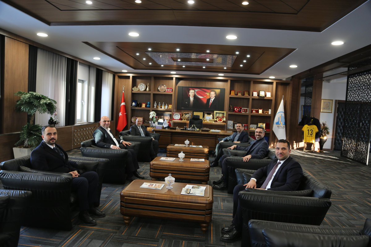 vahitorakk's tweet photo. İl Başkanımız Sn.@EnginGunceoglu, Milletvekilimiz Sn. @T_Bedirhanoglu, Merkez ilçe Başkanımız Sn.@turgaykurtkan, İl Genel Meclis üyemiz Sn.@medetilbars ve teşkilat mensuplarımız ile birlikte, 

Bitlis Belediye Başkanımız Sn.@Ntanglay’ı makamında ziyaret ettik.. Ev sahipliğinden dolayı kıymetli başkanımıza teşekkür ederim.