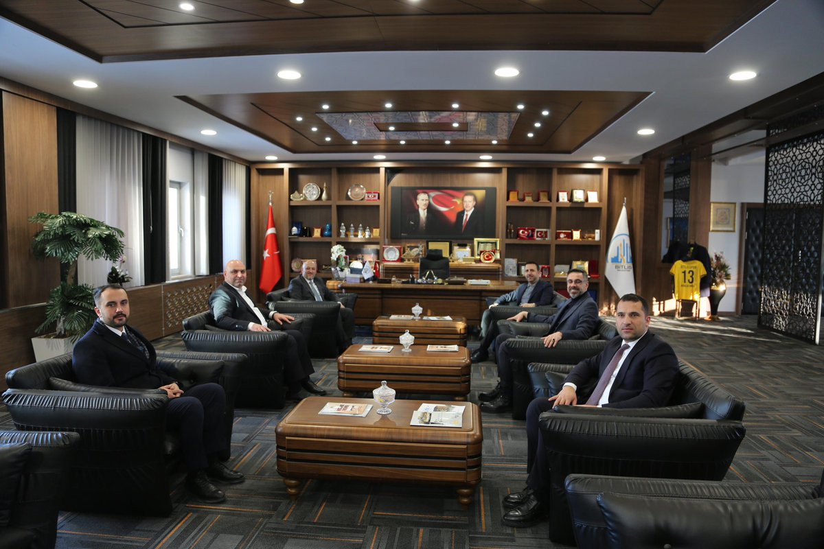 vahitorakk's tweet photo. İl Başkanımız Sn.@EnginGunceoglu, Milletvekilimiz Sn. @T_Bedirhanoglu, Merkez ilçe Başkanımız Sn.@turgaykurtkan, İl Genel Meclis üyemiz Sn.@medetilbars ve teşkilat mensuplarımız ile birlikte, 

Bitlis Belediye Başkanımız Sn.@Ntanglay’ı makamında ziyaret ettik.. Ev sahipliğinden dolayı kıymetli başkanımıza teşekkür ederim.