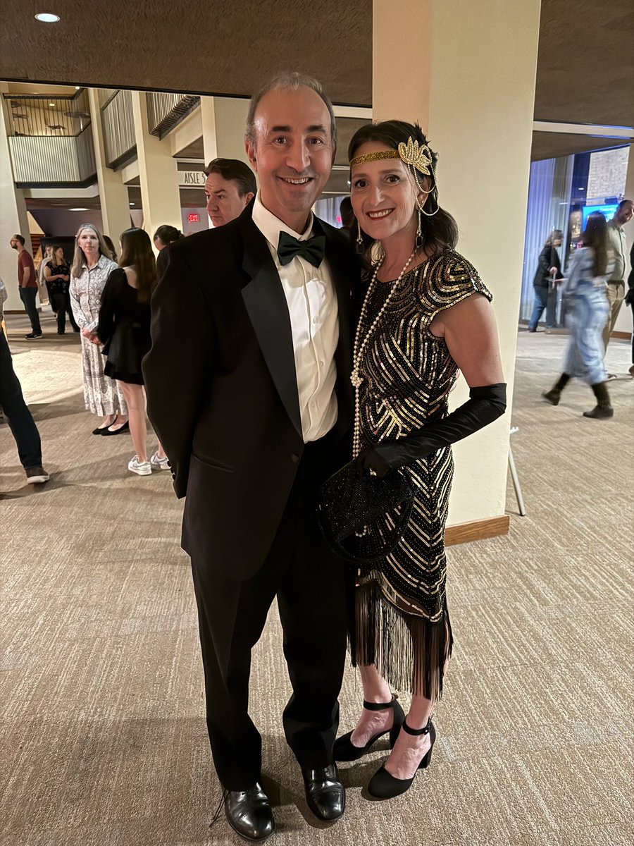 MrsRosenbaum's tweet photo. When you teach #TheGreatGatsby for almost 15 years, you dress as if you’re going to a Gatsby party! #TheGreenLight #DaisyAndGatsbyForever #RbaumsAP3 @AndrewRbaum https://t.co/r65fWxb823