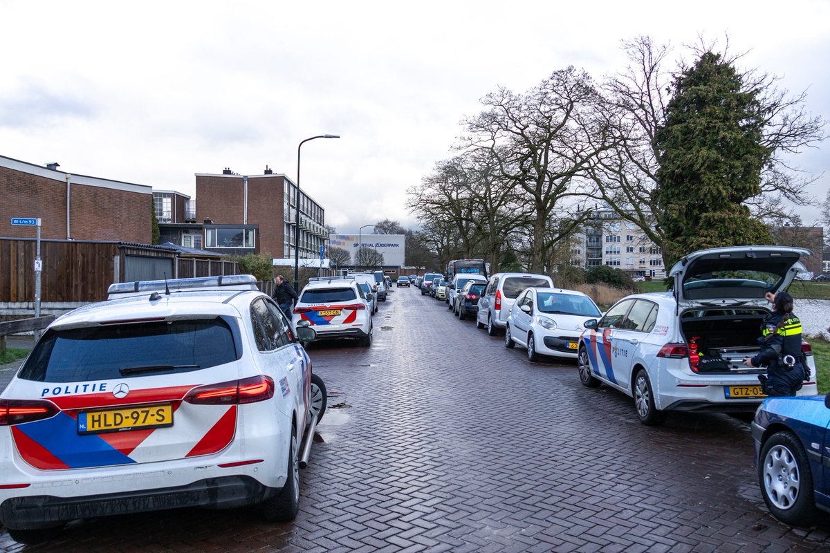 jerfi_pompier's tweet photo. Een woning aan de #RuysdeBeerenbrouckstraat in #Apeldoorn raakte zaterdagmiddag rond 16:30 zwaar beschadigd na een #explosie Getuigen zagen na de knal een auto wegrijden. Politie doet momenteel onderzoek en zoekt verdachten. https://t.co/oaFdtLbBfj