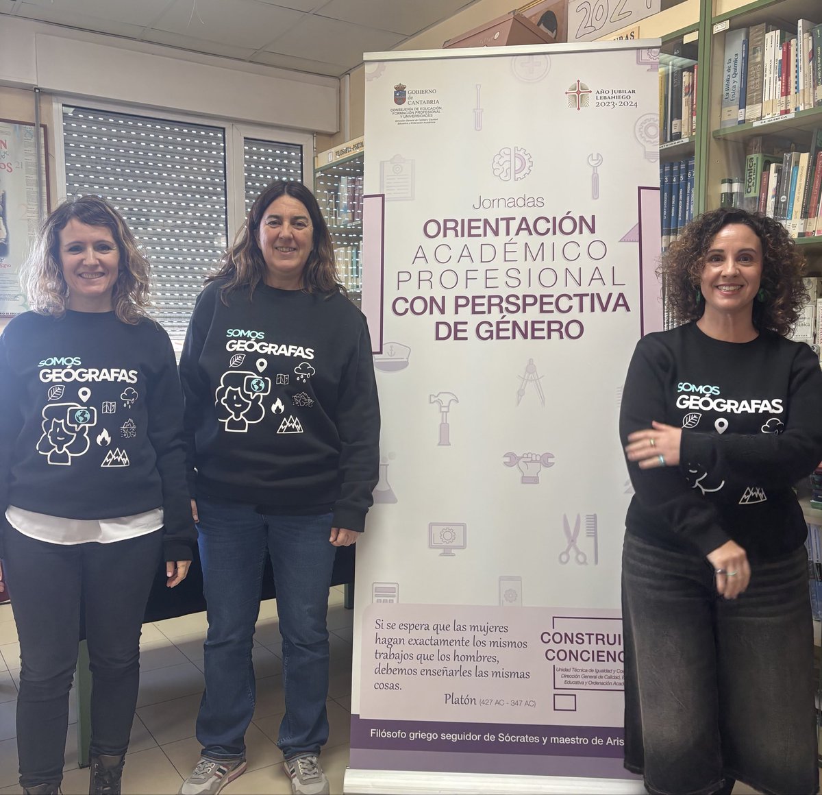 VirginiaCarrace's tweet photo. "Geógrafas por la sostenibilidad urbana". Hemos mostrado la confluencia de nuestras especialidades en el marco del proyecto @SDRnatural a alumnado del IES Cantabria, dos clases de 3 ESO.

Seguimos promocionando, la #geografía y el papel de las #geógrafas @ucdivulga @unican https://t.co/2FfKi3Zrlc