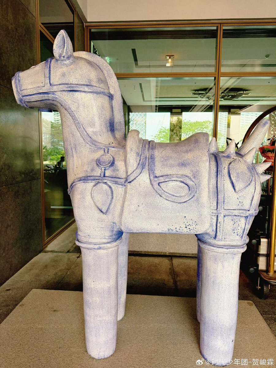 เห้ยยยยยยย ประเทศไทยมีเฮ่อจวิ้นหลิน เห้ยยยยย😭😭😭😭😭😭😭😭 ในที่สุดไทยก็ถูกน้องไทม์ชู้ตตต ฝันที่ไม่กล้าฝันมาก ป้ายกรุงเทพชัด!!! อาหารไทยชัด!!!! เราได้เดินผ่านกันที่สยามบ้างไหมน้องเฮ่อ!!!!😭🫶🏻✨