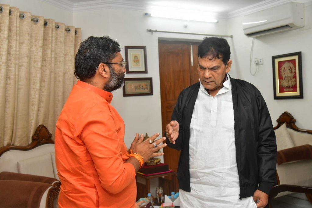 आज नगर पंचायत भगवंतनगर, जनपद-उन्नाव के चेयरमैन आशीष कुमार शुक्ला (रिंकू शुक्ला ) ने उत्तर प्रदेश  सरकार के नगर विकास एव ऊर्जा मंत्री मा० श्री ए० के० शर्मा जी से मुलाकात कर होली पर्व की शुभकामनाएँ देकर आशीर्वाद लिया एवं क्षेत्र के सर्वांगीण विकास के लिए बात की
