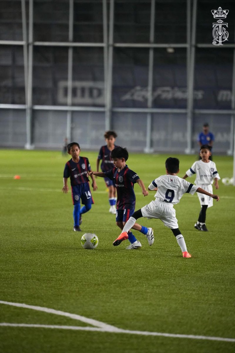 Duli Yang Amat Mulia Tunku Mahkota Ismail, Pemangku Sultan Johor meluangkan masa menyaksikan Duli Yang Amat Mulia Tunku Iskandar Ibni Tunku Ismail, Raja Muda Johor bermain untuk pasukan Johor Cubs yang menentang Pilihan Johor Junior Cup Bawah-9 di Pusat Latihan Tertutup JDT di