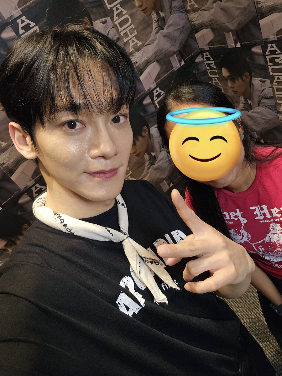 hundred__ten's tweet photo. Thank you Jongdae for giving us the chance to get this close to you and to even get a photo with you. Not in a million years, as a fan since the start, would I think that I would have a chance. I love you from the bottom of my heart 🥹 #ArcadiaManila https://t.co/cbAHB9CcAP