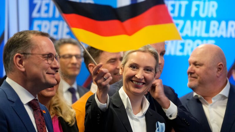 De Duitse binnenlandse veiligheidsdienst BfV mag de politieke partij Alternative für Deutschland (AfD) voorlopig niet als extremistisch aanmerken. Een rechter in Keulen heeft dat donderdag bepaald in een zaak die AfD had aangespannen.