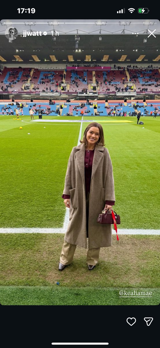 JJ Watt está viendo el Burnley - Brentford in situ. ¿Estará mañana en Elche? O a lo mejor el día del Oviedo… #RCDE