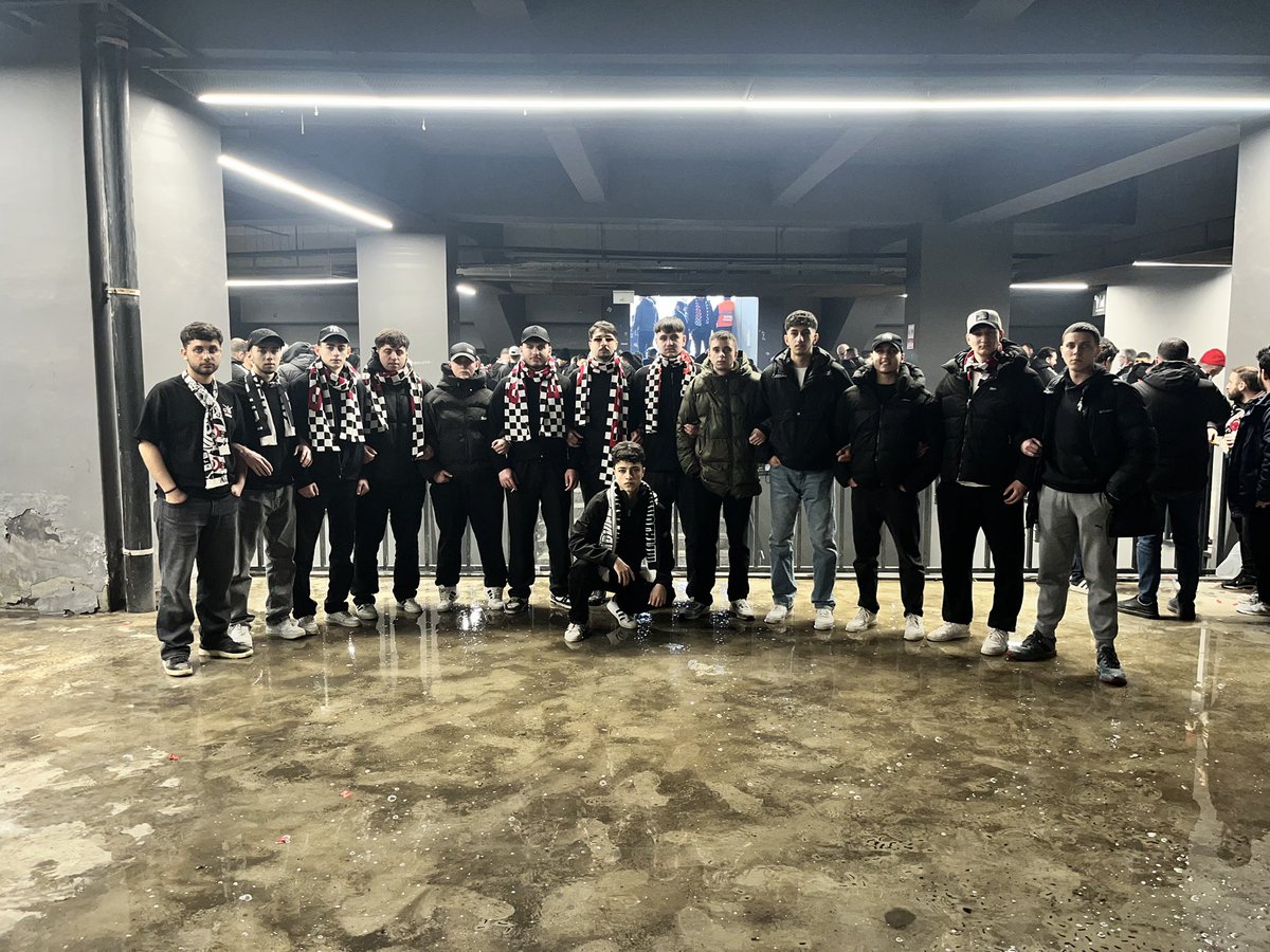 BİZLERE ÖĞRETTİĞİN KAVGA BÜYÜYOR OMUZLARIMIZDA 

Şanlı Beşiktaşımızı Kocaelispor deplasmanında yalnız bırakmadık..
#LİSEBJK