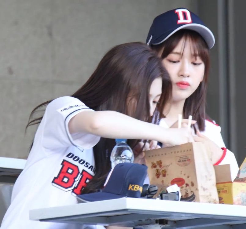 kxpen's tweet photo. 언니가어렵게치킨을뒤적인다
-> 유지니가봉투를찢는다
이 과정에서 서로가 아무렇지않은표정으로
자연스럽게 흘러가는거 나까지안정감느껴 https://t.co/0hqZxc2v1V