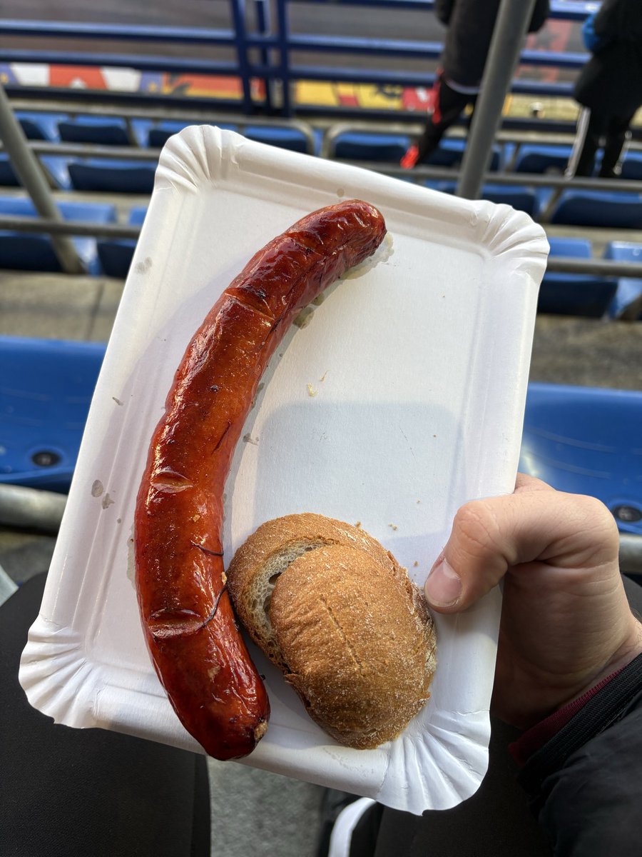 foryy6's tweet photo. @SpartaQAA 
Můžete prosím přestat šetřit na trochu chlebu ke klobáse?? 
A ano, vyžádal jsem si další, jen mi to teda přijde dost úsměvný. https://t.co/MuJdiBwL3v
