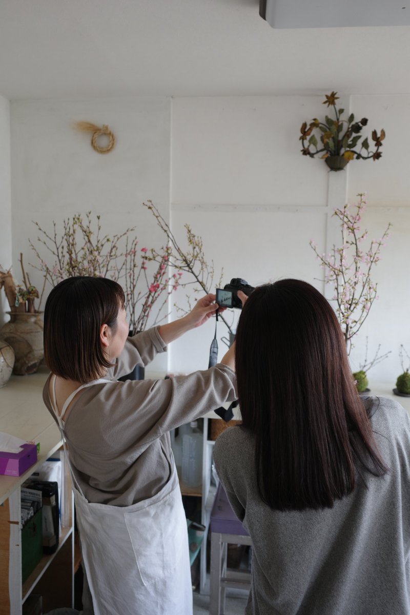 chika_bodymake's tweet photo. とんでもなく良い教室を見つけてしまった。
桜の苔玉レッスンと和菓子も作らせていた
場所も南青山で静かなポカポカ日当たりの良いお教室

丁寧な時間を過ごさせてもらえ
新しい価値観を学ぶ
自分の欲しかった落ち着くひととき。

tamotamoさんありがとうございました🌸

#自分なりの丁寧な暮らし https://t.co/RVlw7eSiFW
