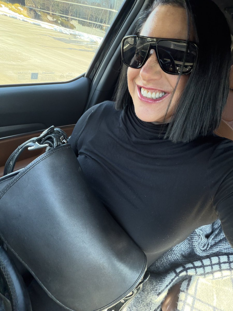 It’s almost a tropical heat wave today ☀️ Actually not bundled to the gills to show houses  and it feel soooo good! Bringing out the vintage Coach Patricia today The sun is shining people💕