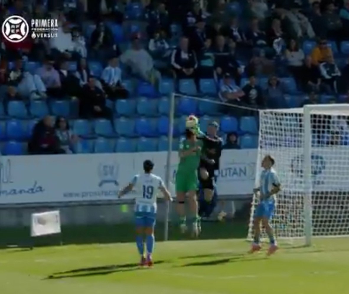 Señores de <a href="/Primera_RFEF/">Primera Federación Versus e-Learning</a> <a href="/rfef/">RFEF</a> este es el penalti que le han pitado hoy al <a href="/CFTalavera/">CF Talavera de la Reina</a> y ha revisado el VAR.Saque de falta con un claro fuera de juego, de un jugador que interviene en la jugada.Y "penalti"de un portero que toca el balón en el área pequeña. Una absoluta verguenza.