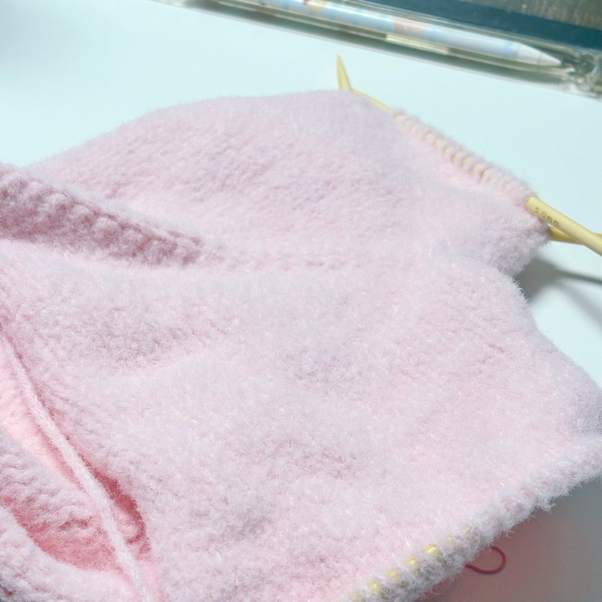 애기옷 뜨는데 너무 쪼끄매서 귀여움
소매를 장갑바늘로 뜨고 있어…