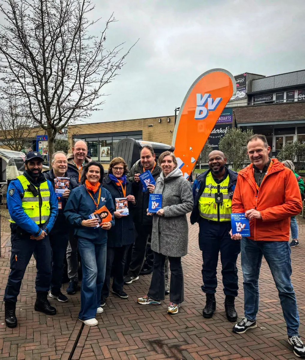VVD_LL's tweet photo. Vandaag ging TK-lid Ingrid Michon met ons mee de dorpen in. In gesprek met inwoners over veiligheid en over hoe we wonen in Lansingerland fijn kunnen houden.
Onze BOA’s waren ook zichtbaar aan het werk om het fietsverbod in de centra te handhaven. Voor veiligheid kies je VVD! 🧡 https://t.co/8ZtJcMZ7oH