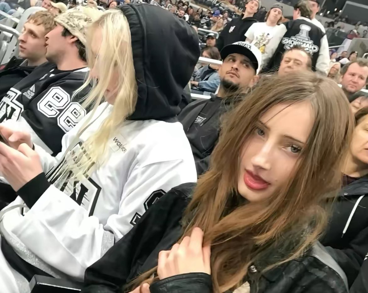 ipegnamgyuu's tweet photo. @ribchic @__vanillye a lot of people say that she’s dating conceal but i think they are just super close!! not sure tho https://t.co/kvfvKpokxx