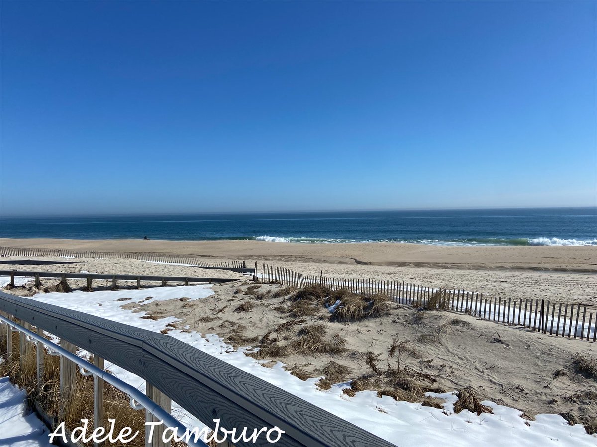 AdeleSellsNJ's tweet image. Morning, always love seeing snow on the beach. Jenks parking lot was packed at 10:30, cabin fever I guess. It felt so good to breathe in the Ocean air. Have a great day! ☀️ 🌊 ❄️ #grateful #beachlife #breakintheweather
