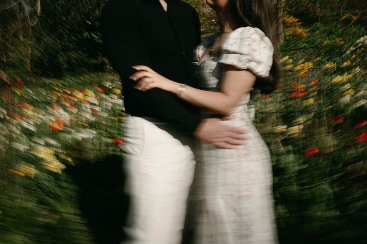 "Çuval da giysen, çamura da bulansan şu güzelliğinden hiçbir şey eksilmez."

~ Emre Özaslan