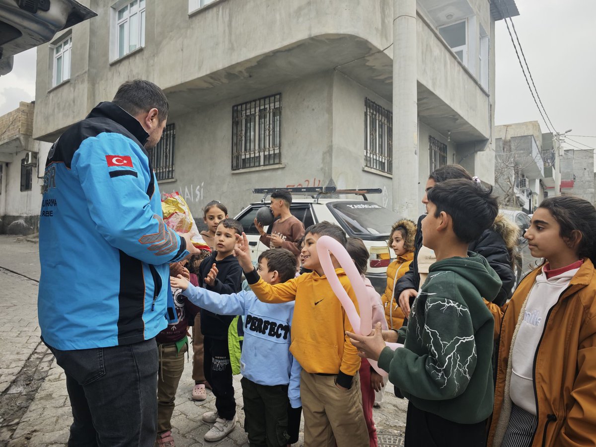 halil_bugurca's tweet photo. İyilik Hamurumuzda Var☺️

Hergün iftar saati yaklaşınca tatlı bir telaş sarıyor bizleri...
Çünkü sokaklarda yolumuzu bekleyen çocuklar, elinde tabakları ile bekleyen anneler var.

İyi ki Beşir Var İyi ki Beşiriz 🌹

@Besirdernegi
@FatihSariyarTR https://t.co/VZsdh9ExUi