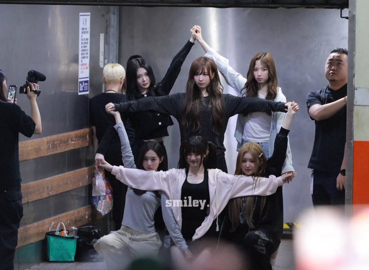 제니스만 봐서 다른 유닛 어떨까하고 봤더니, 이게 무슨일이죠, 단체로 너무 무리하셨는데지금. 넵튠 니엔이는 아예 90도로 젖혀서 보이지도않음;;; 24인 모두가 무리하는 아이돌 트리플에스 장하다🥹🥹🥹