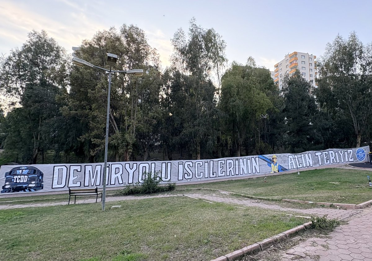 YENİ PANKART | 

İşçinin ve emekçinin takımı Adana Demirsporlu olmak şeref, onur, gururdur.
Vardık, varız, var olacağız.

MAÇA GEL ADANA DEMİRSPORLU !

Yarın bu renklere gönül veren herkesi Kuzey Kale Arkası 108. Bloğa bekliyoruz. 

Mücadelemizi hep birlikte devam ettirelim.