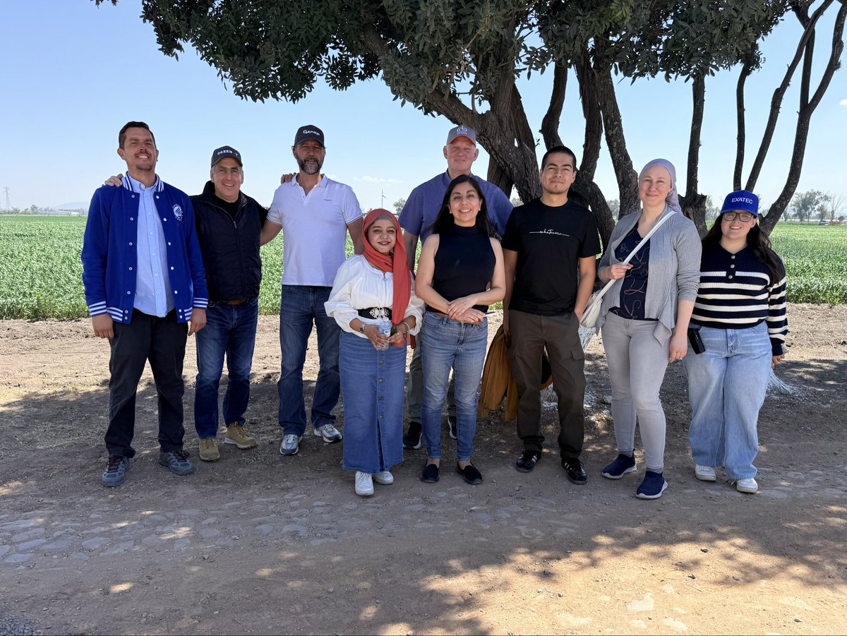 agronomoMX's tweet photo. Economía Circular en CAETEC: académicos de TUM Yvonne Gmach, especialista en eliminación de contaminantes en agua y consultores holandeses Julián de Bondt (Hesy) y Kerst Doornhof trabajan en el crecimiento de granjas in-land de engorda de peces comerciales para consumo humano. https://t.co/FMudV8QENx