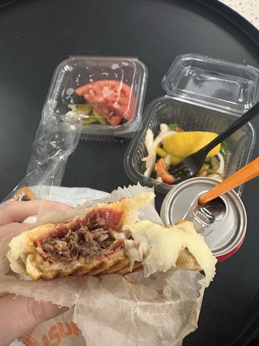 tusett7's tweet photo. Herkes işini gücünü bırakıp köfteci yusufa gidip kavurmalı kaşarlı tost yesin yanında içeceği ve garnitürüyle birlikte 200TL içi fulll kavurma kaşar (ekmeği kocaman)gerçekten halkın adamı bu fiyata bu kalite gerçekten pess👏👏👏👏👏@kofteciyusuftr https://t.co/vDcpefeFJA