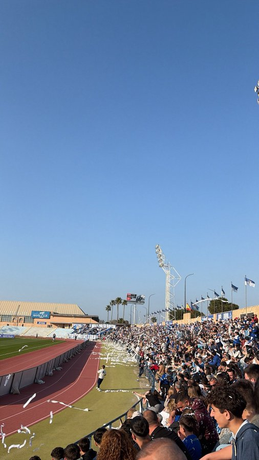 GradaBpro's tweet photo. Y desde la última categoría del fútbol andaluz, así está el Bahía Sur para ver a un @_CDSanFernando , que en pleno mes de febrero puede lograr el ascenso.

📢La muerte pudo ser su destino, pero sucumbió ante el azulino

📸@manupl10 @futboleandote https://t.co/fQmrrYatle