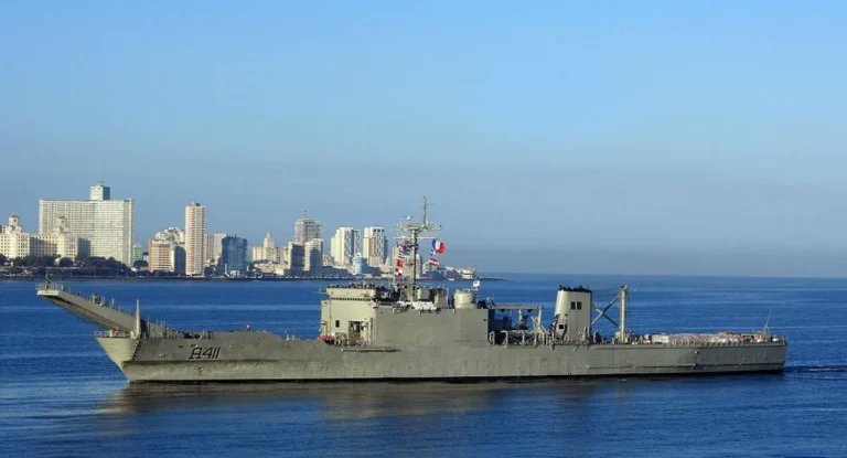 #CubaNoEstáSola 🇨🇺🇲🇽 Barco de la Armada Mexicana hizo entrada a La Habana este sábado, cargado con ayuda solidaria del gobierno para Cuba.

#SantiagoDeCuba <a href="/LaCmkc/">Amigos de la Cmkc</a> 
<a href="/AdaCmkc/">Ada CMKC</a> <a href="/mambisa25/">Elena Labrada Gelis</a> <a href="/BeatrizJUrrutia/">Beatriz Johnson Urrutia</a> <a href="/Yuniorsantiago7/">Yuniorsantiago</a> <a href="/AdianisRoman/">Adianis Roman Gilary</a> <a href="/CmkcConcierto/">CMKC Concierto Informativo</a> <a href="/OscarRuano77827/">Oscar Ruano</a> <a href="/YeroChao/">Carmen Yero Chao</a>