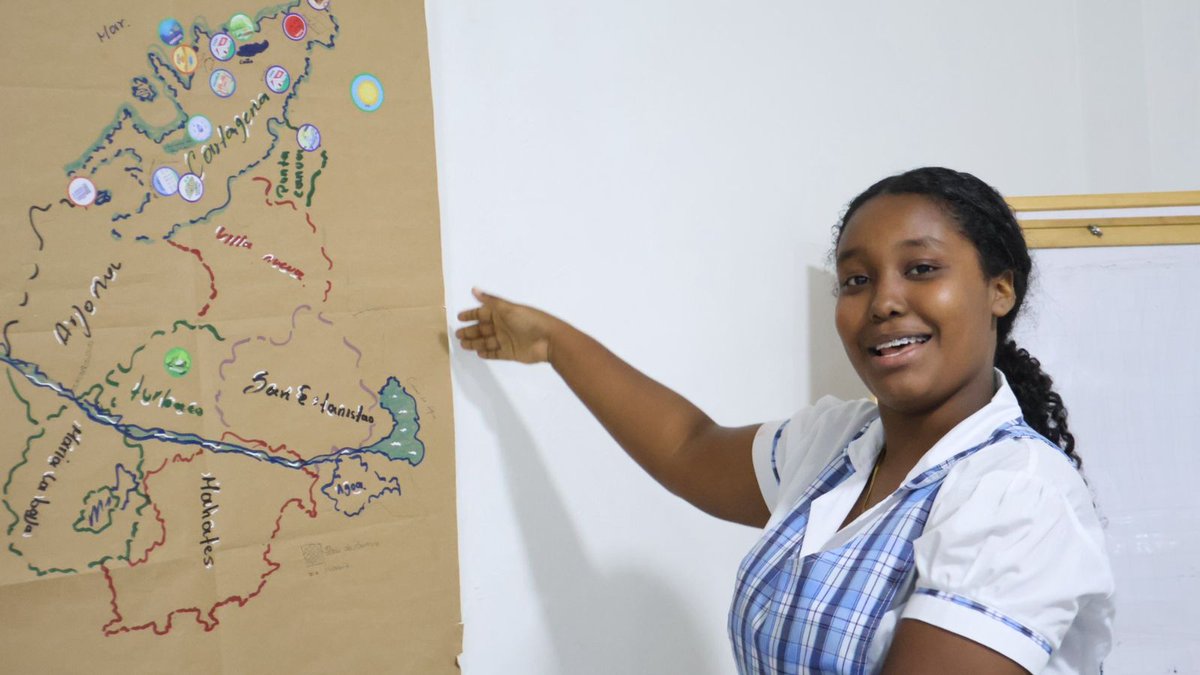 RuthQuevedoF's tweet photo. Ayer en Cartagena presentamos la estrategia #AguaComoBienComun en la Institución Educativa Liceo Bolívar. 

Nos acompaño  la líder global del Evento #ecovida Sandra Moreno.

La estrategia se fundamenta en el levantamiento de cartografías que piensan el ordenamiento del territorio alrededor del Agua. 

En dos objetivos: 1. Cultura del Agua hacia reconocer este complejo especial común desde los territorios, 2. Fortalecimiento de herramientas comunitarias. 

Tales herramientas son:
1. El reconocimiento de metodologías de educación popular como la Cartografía social.
2. Herramienta de exigibilidad jurídica y conocimiento del marco institucional de derechos. 
3. herramientas de comunicación eficaz para la denuncia y para la acción de control social ciudadano sobre infraestructuras del Agua y el saneamiento básico. 

Seguimos trabajando para que los recursos del agua sean sagrados y las comunidades tengan las herramientas para su protección en el marco de una mirada integral sobre el cuidado del Agua. 

@infopresidencia @HelgaMaRivasAr @MinIgualdad_Col @Mineducacion @MinAmbienteCo @Minvivienda @cracolombia @Superservicios