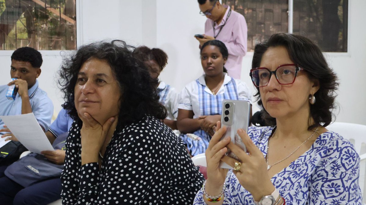 RuthQuevedoF's tweet photo. Ayer en Cartagena presentamos la estrategia #AguaComoBienComun en la Institución Educativa Liceo Bolívar. 

Nos acompaño  la líder global del Evento #ecovida Sandra Moreno.

La estrategia se fundamenta en el levantamiento de cartografías que piensan el ordenamiento del territorio alrededor del Agua. 

En dos objetivos: 1. Cultura del Agua hacia reconocer este complejo especial común desde los territorios, 2. Fortalecimiento de herramientas comunitarias. 

Tales herramientas son:
1. El reconocimiento de metodologías de educación popular como la Cartografía social.
2. Herramienta de exigibilidad jurídica y conocimiento del marco institucional de derechos. 
3. herramientas de comunicación eficaz para la denuncia y para la acción de control social ciudadano sobre infraestructuras del Agua y el saneamiento básico. 

Seguimos trabajando para que los recursos del agua sean sagrados y las comunidades tengan las herramientas para su protección en el marco de una mirada integral sobre el cuidado del Agua. 

@infopresidencia @HelgaMaRivasAr @MinIgualdad_Col @Mineducacion @MinAmbienteCo @Minvivienda @cracolombia @Superservicios