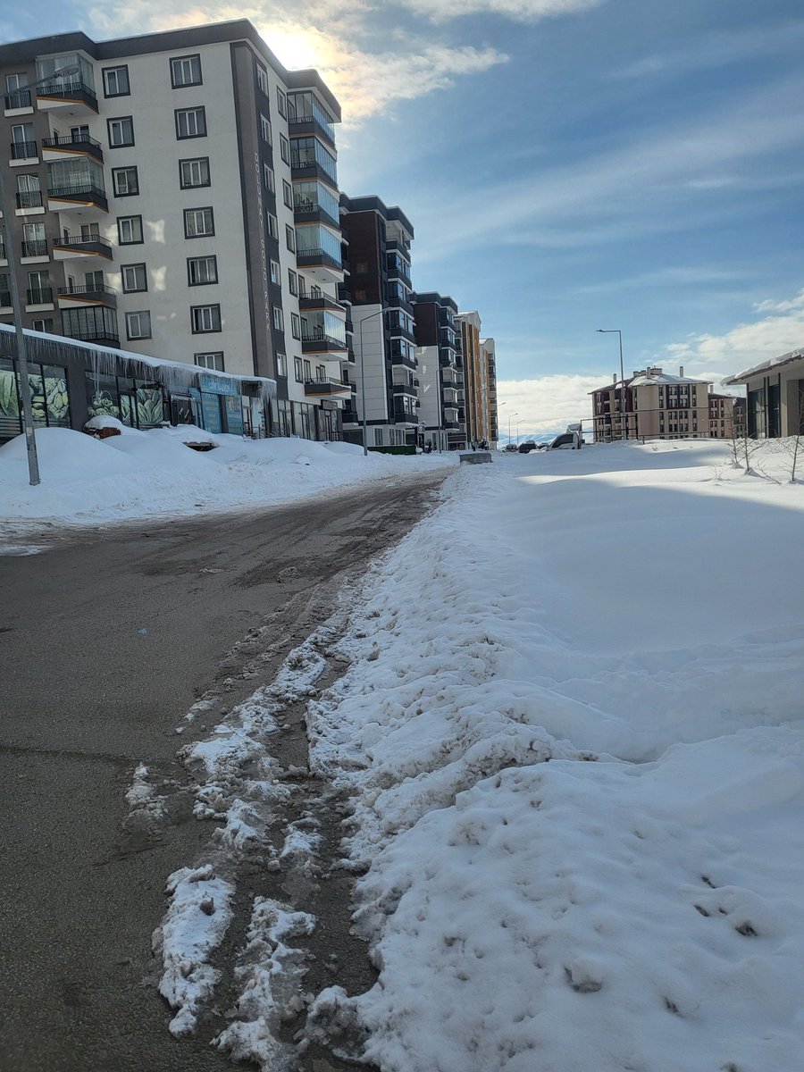 etemtek1's tweet photo. Cumhurbaşkanım Erzurum Palandöken Belediyesine bir iletiemisiniz sokakları bu mübarek ramaxan günlerinde tahmini ne zaman temizlemeyi düşünür.Sokaklarda yürümek imkansız ve 4 gündür bir tane çalışma yok 
@tcbestepe @RTErdogan @palandokenbld https://t.co/TgkJ5ZcnmU