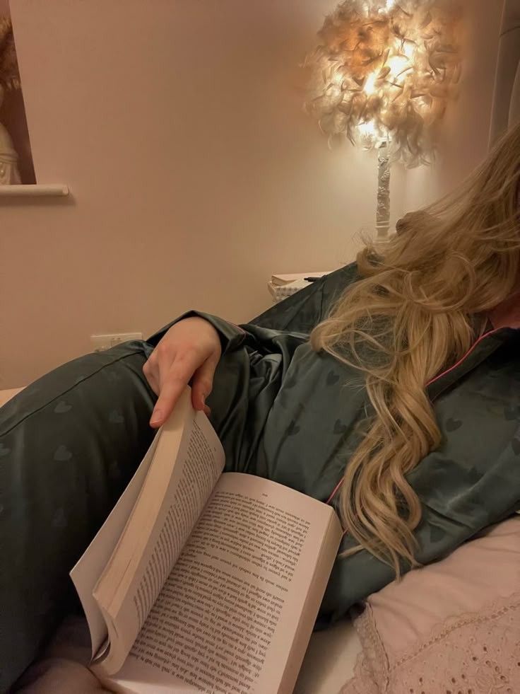 Cada palabra se acurruca en mi regazo, despacio, no hay prisa, aún no desean volar en el viento mis palabras, desean quedarse al contacto de mis manos, de mis latidos, muy cerquita antes de partir a tu encuentro y llevarte mi voz, mis besos, mi aroma a rosas y vainilla.