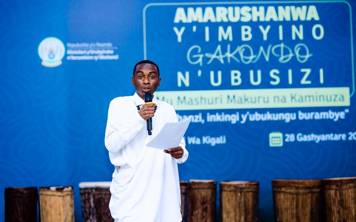 RwandaYouthArts's tweet photo. Itorero Inyamibwa rya @urcst n'abasizi bahagarariye iyi kaminuza babimburiye abandi mu guseruka ku rubuga. #UmwimerereWacu https://t.co/RVwttLVoMy