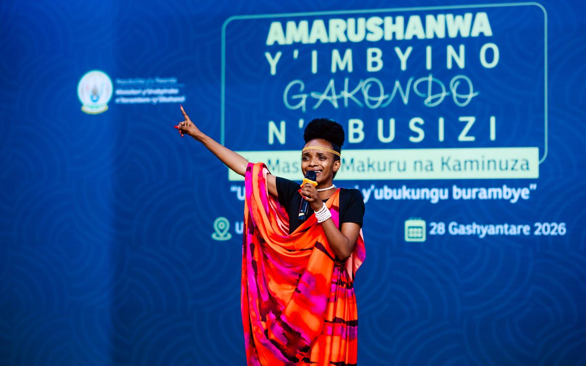 RwandaYouthArts's tweet photo. Itorero Inyamibwa rya @urcst n'abasizi bahagarariye iyi kaminuza babimburiye abandi mu guseruka ku rubuga. #UmwimerereWacu https://t.co/RVwttLVoMy
