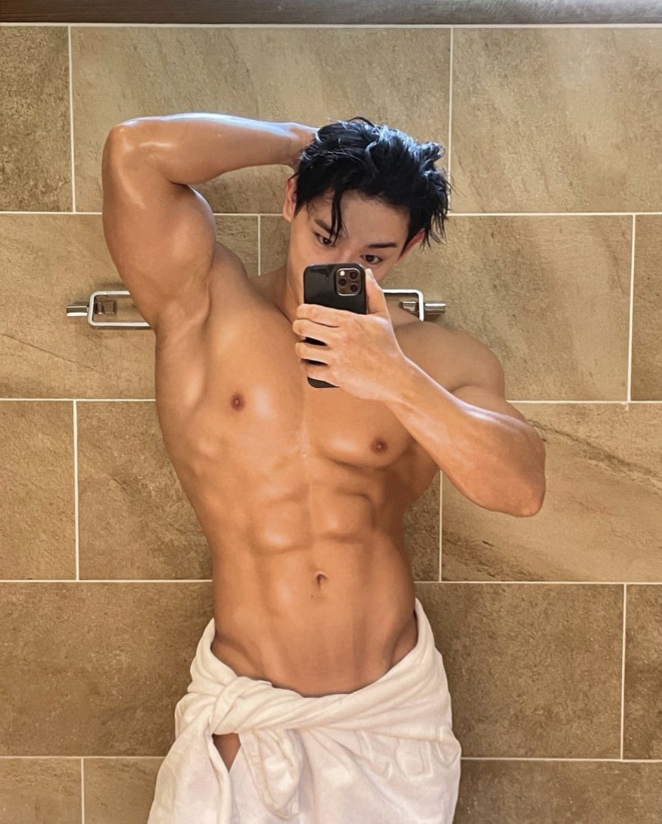 BuzzingPop's tweet photo. Happy 33rd birthday to the talented and handsome Wonho. 🎂 https://t.co/BsyLIc0i5h