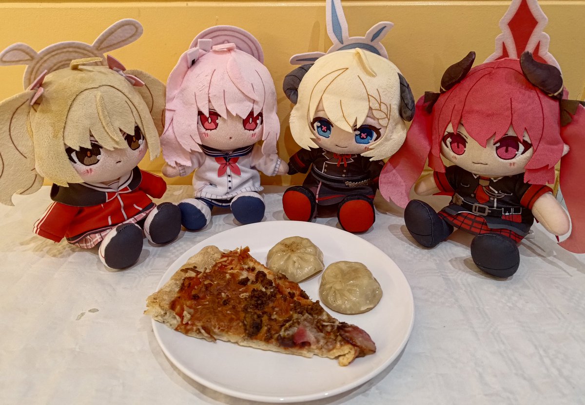 More food, nothing special to write about, just pizza and dumplings