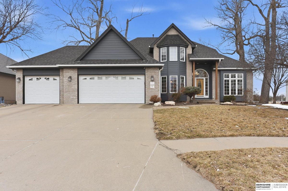 CindyKinzey's tweet photo. 111 Shoreline Drive, Carter Lake, IA, 51510
4 bed | 3.5 bath 3946 Sq. Ft.
Active | 585000
https://t.co/KsUhWCCh5h
Live the lake life on Carter Lake in this stunning waterfront two-story with private dock and backyard oasis featuring expansive patio and firepit where everyday... https://t.co/kqzNgT2m08