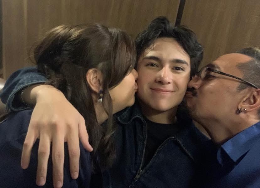 Heath with his parents. Too soft for this. huhu

#HeathJornales