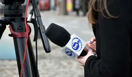 wPolscepl's tweet image. 📣Jest nowy właściciel #TVN. Dziennikarka mówi o „wrogim przejęciu” i radzi, by koledzy ze stacji zaczęli „myśleć o swojej przyszłości”❗️

Przejęcie przez Paramount koncernu Warner Bros - wywołało burzę w polskim internecie. Komentatorzy przewidują zmianę politycznego kursu