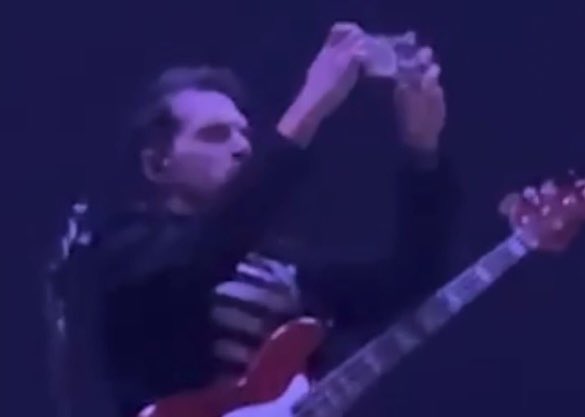 mikeys allowed to break character and take as many photos of the crowd as he wants idgaf..