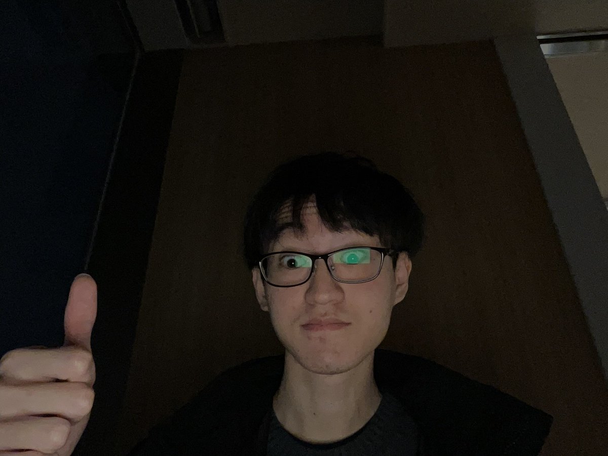 AGUglee's tweet photo. 団員紹介Part3ｰ⑤
商学部商学科 3年
きたさん
テノール

後輩から写真を提出しろと言われ、大学で撮影する必然性がない、その辺の椅子で撮った写真などを出しました。
写真には圧倒的手抜き感がありますが、ここで浮いた労力をフルに活かし最高の演奏をしますので、ぜひ演奏会 へ足をお運び下さい! https://t.co/VuEBLYt9Fg